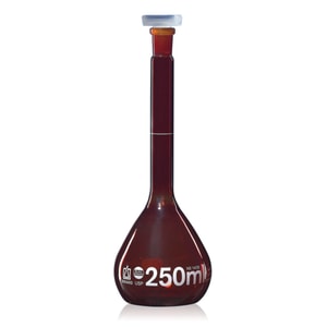 Messkolben, Boro 3.3, Klasse A, braun, weiße Graduierung, mit PP-Stopfen, inkl. USP-Chargenzertifikat