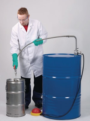 L&ouml;semittelpumpe f&uuml;r Fu&szlig;betrieb, mit Auslaufschlauch