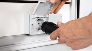 Zus&auml;tzl.Aufputzsteckdose 2-fach auf R&uuml;ckwand eingebaut, GAP.95/125