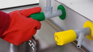 Medienanschluss Druckluft mit Abstellventil im Sockel