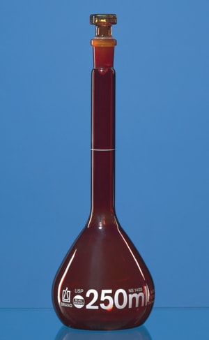 Messkolben, Boro 3.3, Klasse A, braun, wei&szlig;e Graduierung, mit Glasstopfen, inkl. USP-Chargenzertifikat