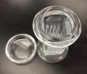 F&auml;rbebecher nach Coplin, Glas, mit Glasdeckel