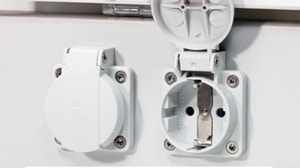 2 Steckdosen, 230 V im Socket externer Anschluss, nur in Verbindung mit Medienkanal